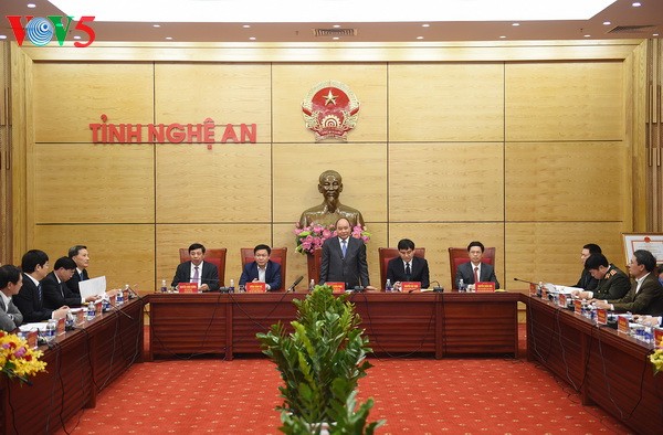 Нгуен Суан Фук потребовал от Нгеана стать богатой провинцией к 2025 году - ảnh 1